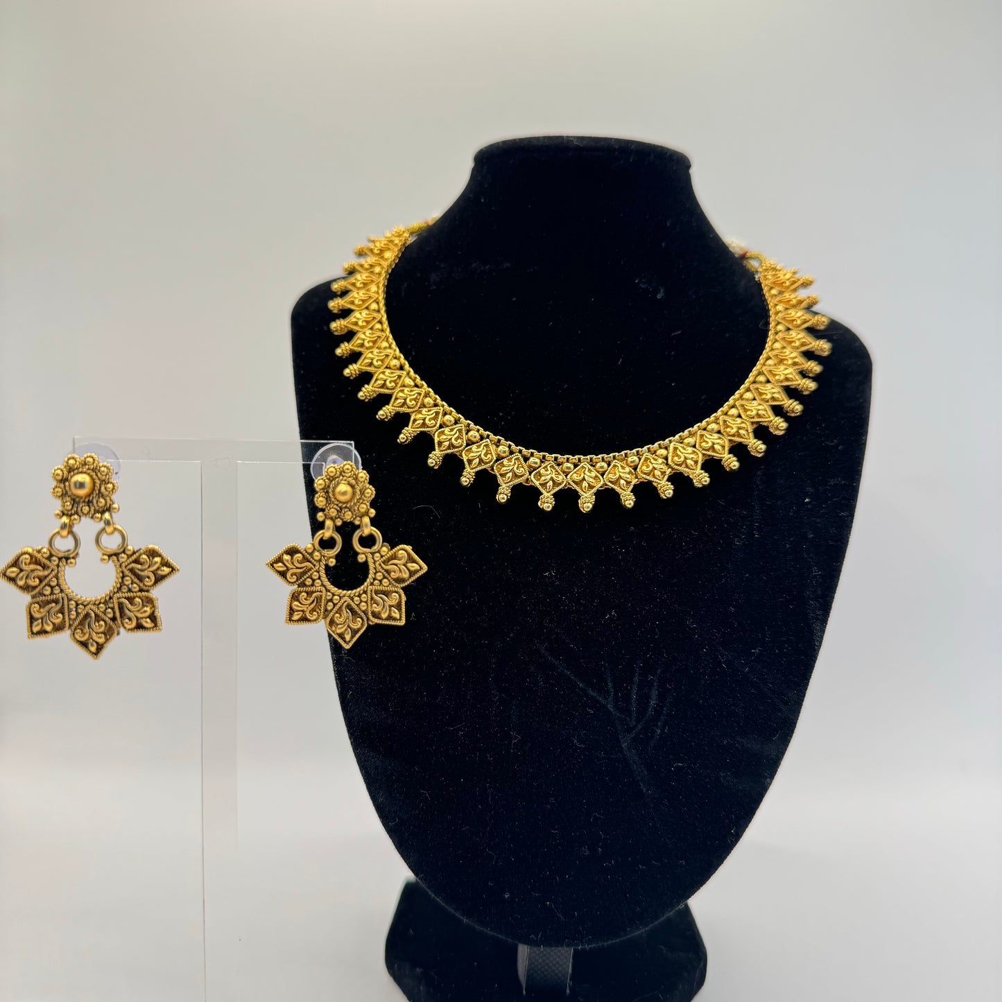 Elegant Gold Necklace - Timeless Sophistication in Indian Jewelry, USA