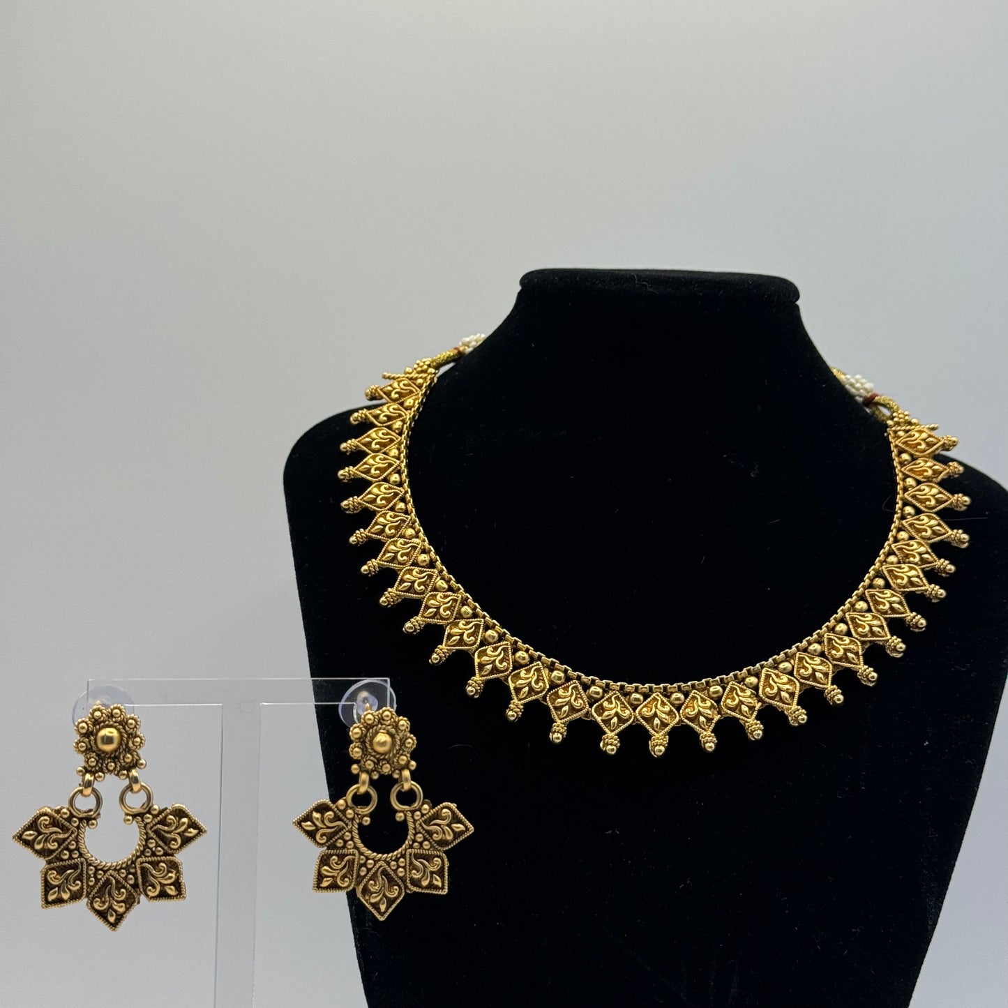 Elegant Gold Necklace - Timeless Sophistication in Indian Jewelry, USA